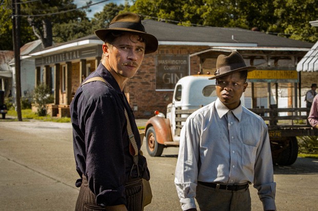 Garrett Hedlund and Jason Mitchell appear in <i>Mudbound</i> by Dee Rees, an official selection of the Premieres program at the 2017 Sundance Film Festival. Courtesy of Sundance Institute |photo by Steve Dietl. (Foto: Divulgação)