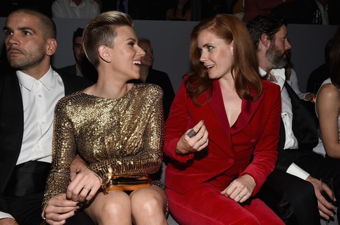 Por lá, Scarlett Johansson e Amy Adam