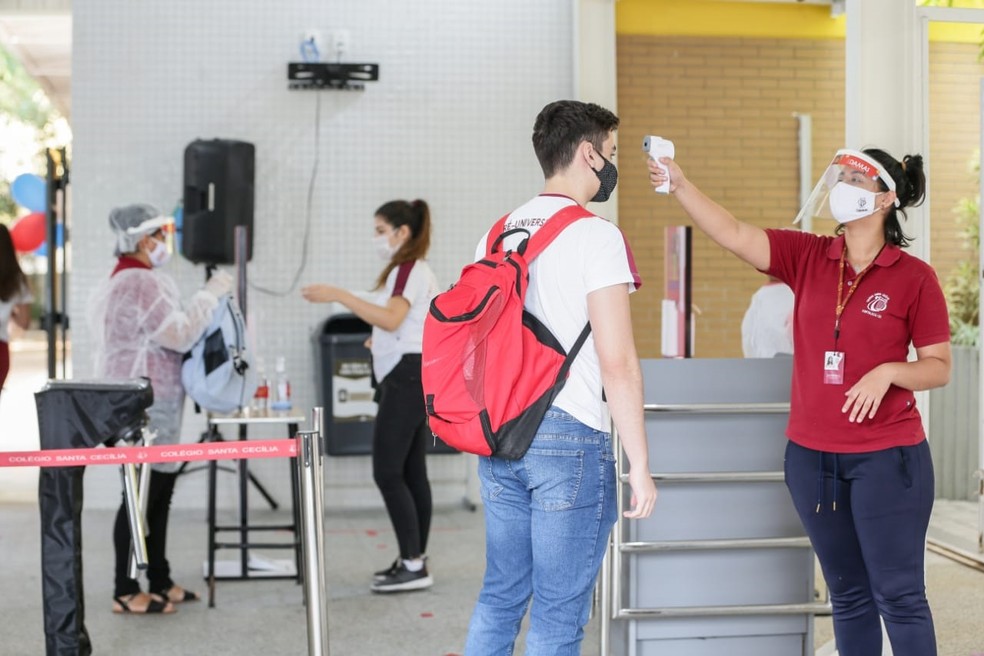 Estudantes passam por protocolos contra a propagação de coronavírus em escola particular de Fortaleza. — Foto: Camila Lima/SVM