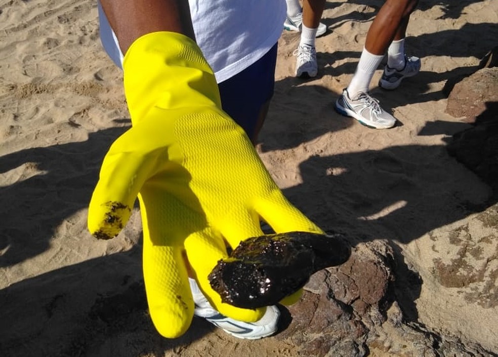 Mancha de óleo encontrada na praia do Farol da Barra em Salvador (BA) nesta quinta-feira — Foto: Divulgação/Marinha