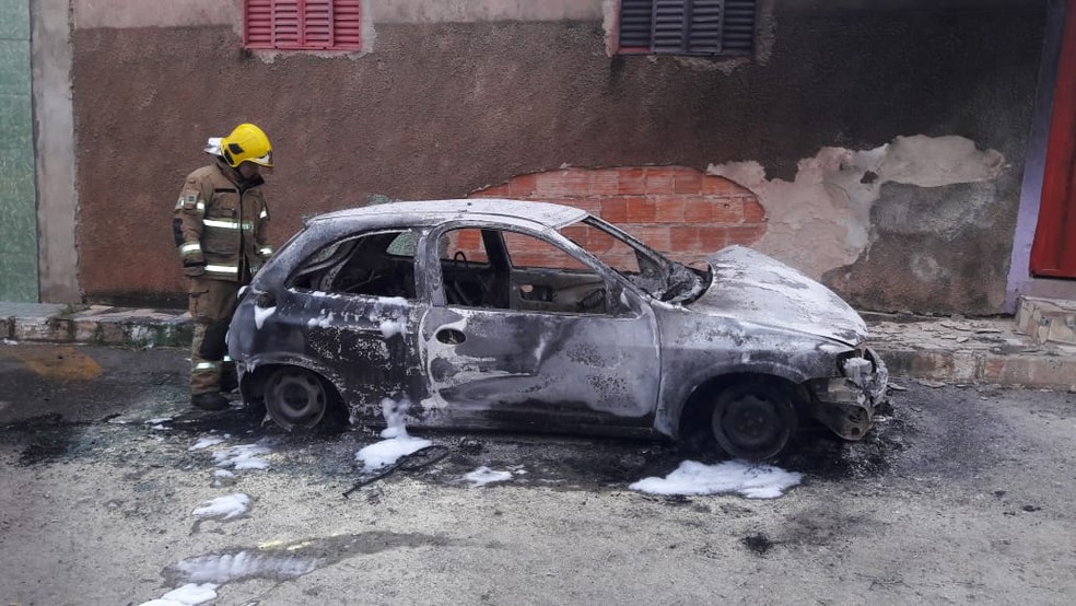 Carro foi destruído pelo fogo quando motorista deu partida no veículo no Varjão, DF — Foto: Corpo de Bombeiros/ Divulgação