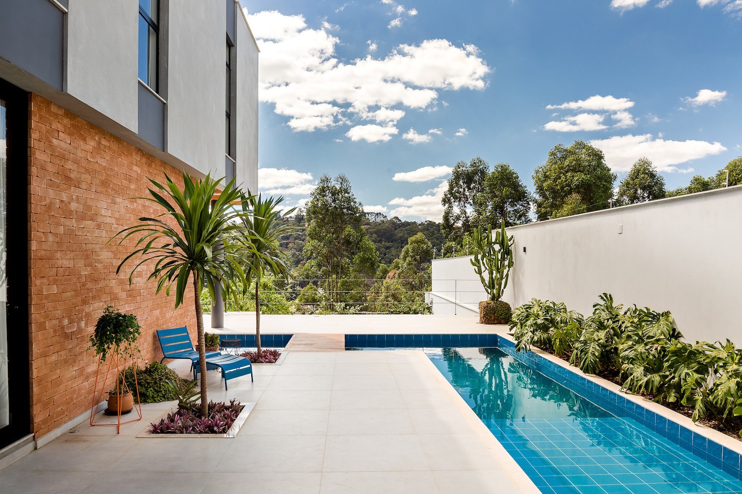 O projeto do escritório Marcella Peixoto Arquitetura Design é um bom exemplo de área de lazer com piscina, para relaxar e se refrescar (Foto: José Leonardo Afonso / Divulgação)