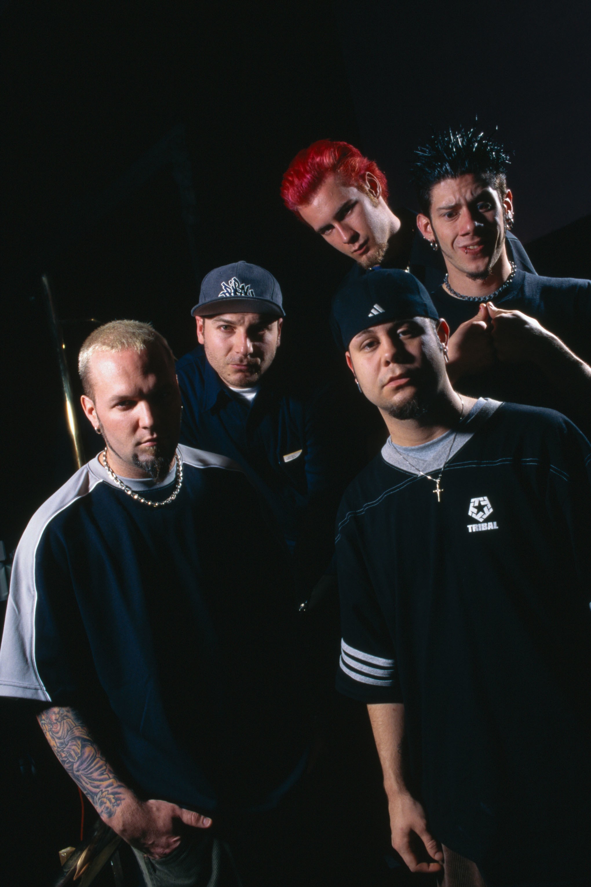 O músico Fred Durst, vocalista do Limp Bizkit, com seus colegas de banda em foto de julho de 1998 (Foto: Getty Images)