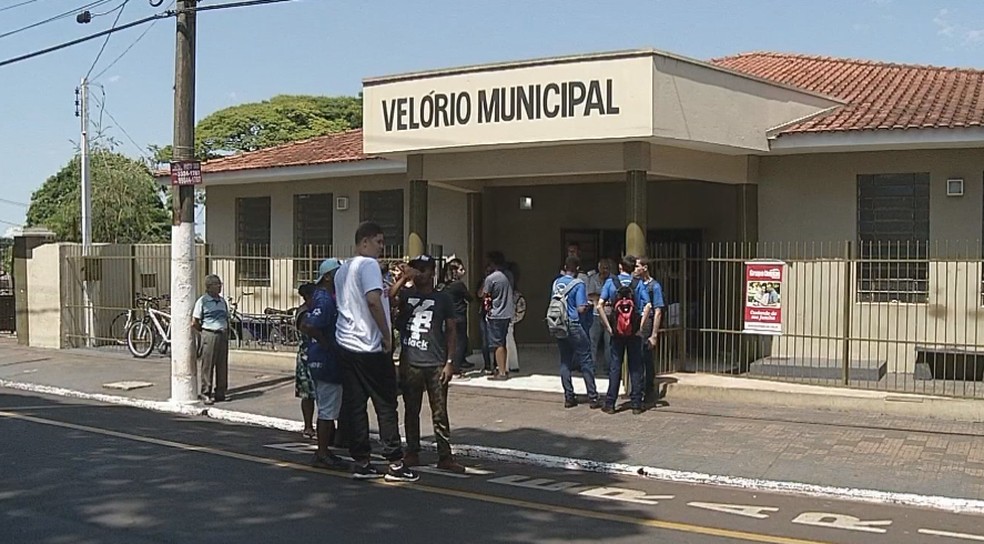 Adolescente foi velado por amigos e familiares na manhã desta quarta-feira (20) no Velório Municipal de Ourinhos  — Foto: Reprodução/TV TEM