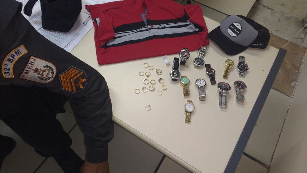 PM detém suspeito de assalto a joalheira e localiza parte da carga roubada (Foto: Divulgação/PM)