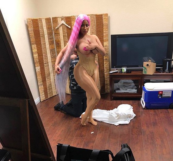 A cantora Nicki Minaj na foto ousada em que posa de topless (Foto: Instagram)