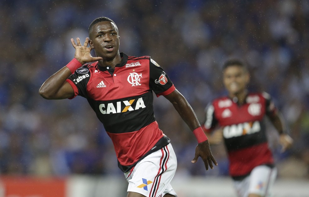 Vinicius Junior comemora um dos seus gols na virada em Guaiaquil (Foto: Dolores Ochoa/AP)