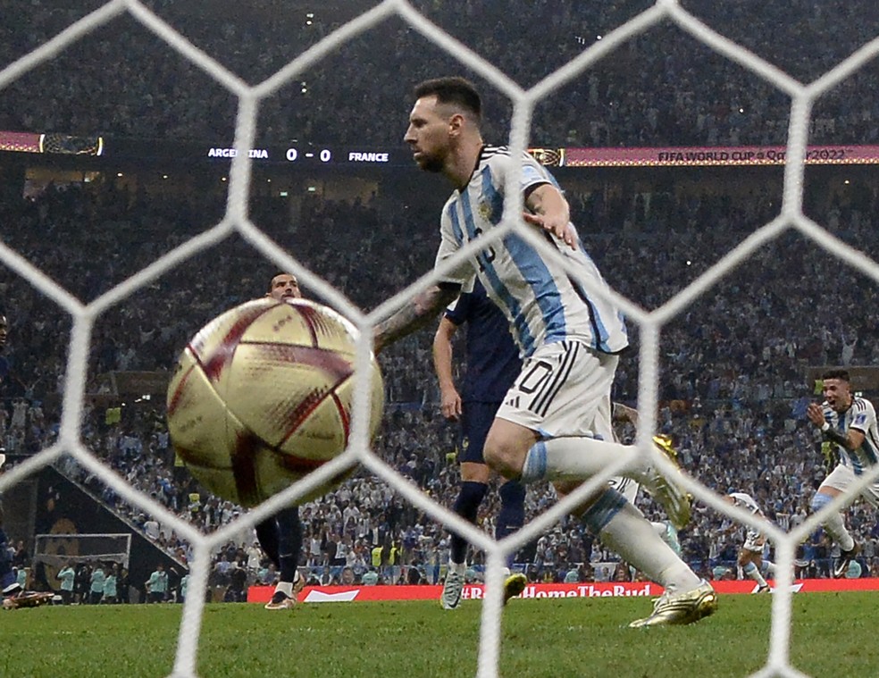 Messi sai para comemorar o seu sexto gol na Copa do Mundo — Foto: André Durão