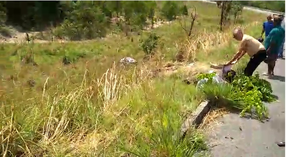 Irajá e esposa sendo socorridos às margens de rodovia — Foto: Reprodução/Redes sociais