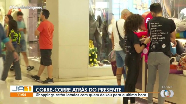 Consumidores saem as compras na antevspera de Natal