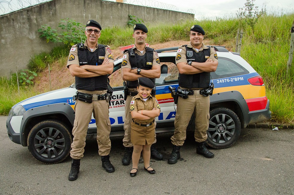 Nathally posou com os policiais que trabalharam na Base Comunitária que esteve no Bairro Granjas Bethânia em Juiz de Fora (Foto: Polícia Militar/Divulgação)