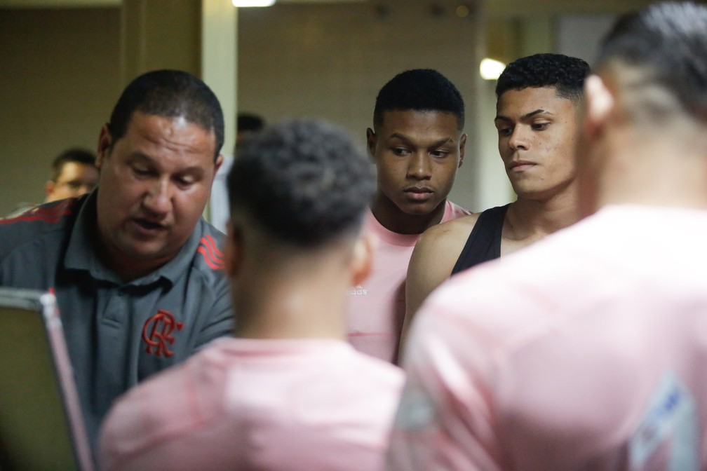 Mario Jorge orienta Matheus França e Mateusão em preleção do Flamengo — Foto: Gilvan de Souza / Flamengo