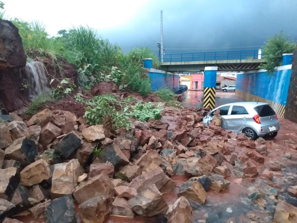 Imagens Chuva Causa Alagamentos Em Sao Carlos E Muro Desaba Sobre Carro Sao Carlos E Araraquara G1