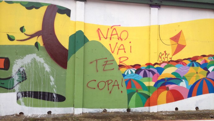 [COPA 2014]Muro com grafite da Copa do Mundo vira alvo de protestos contra a Fifa