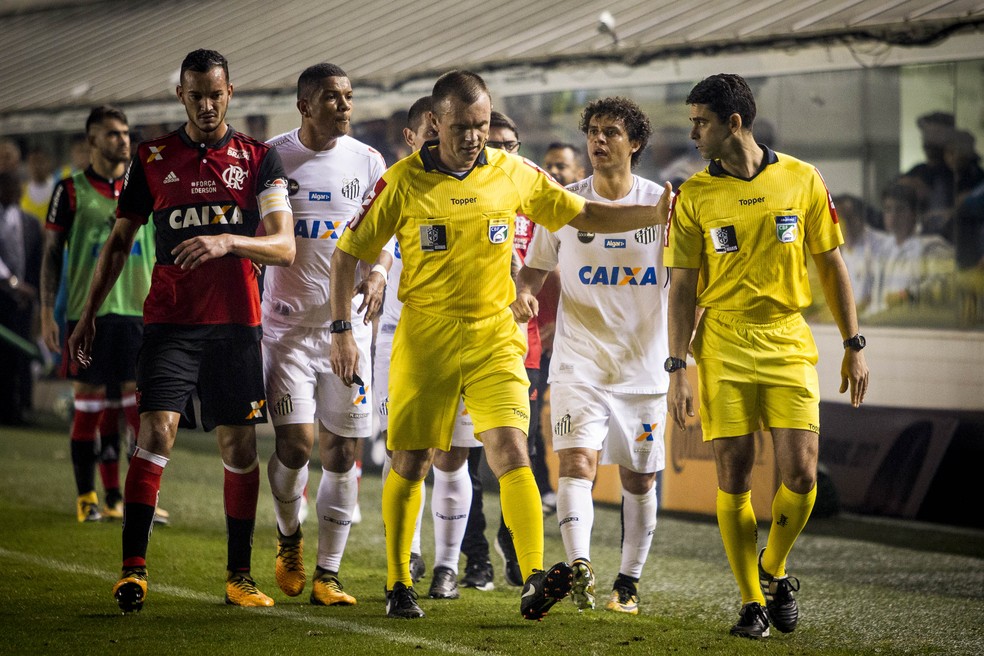 Leandro Pedro Vuaden voltou atrás em decisão na última quarta-feira, em jogo válido pela Copa do Brasil (Foto: Agência Estado)