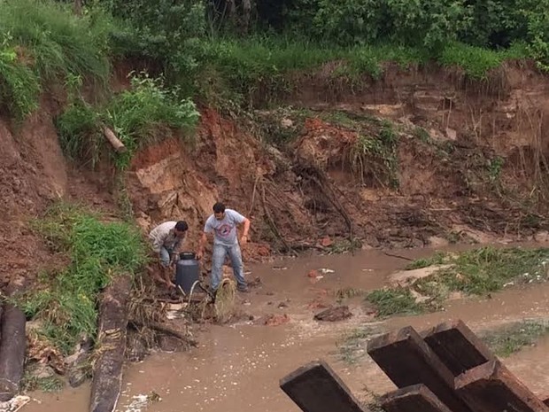 Produtores rurais precisaram atravessar o ribeirão a pé (Foto: Divulgação/Prefeitura)