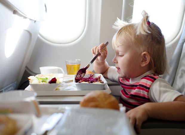 Criança comendo no avião (Foto: Thinkstock)