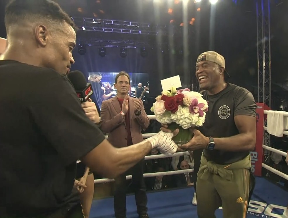 Anderson Silva recebe flores na vitória de Gabriel Silva no boxe — Foto: Reprodução