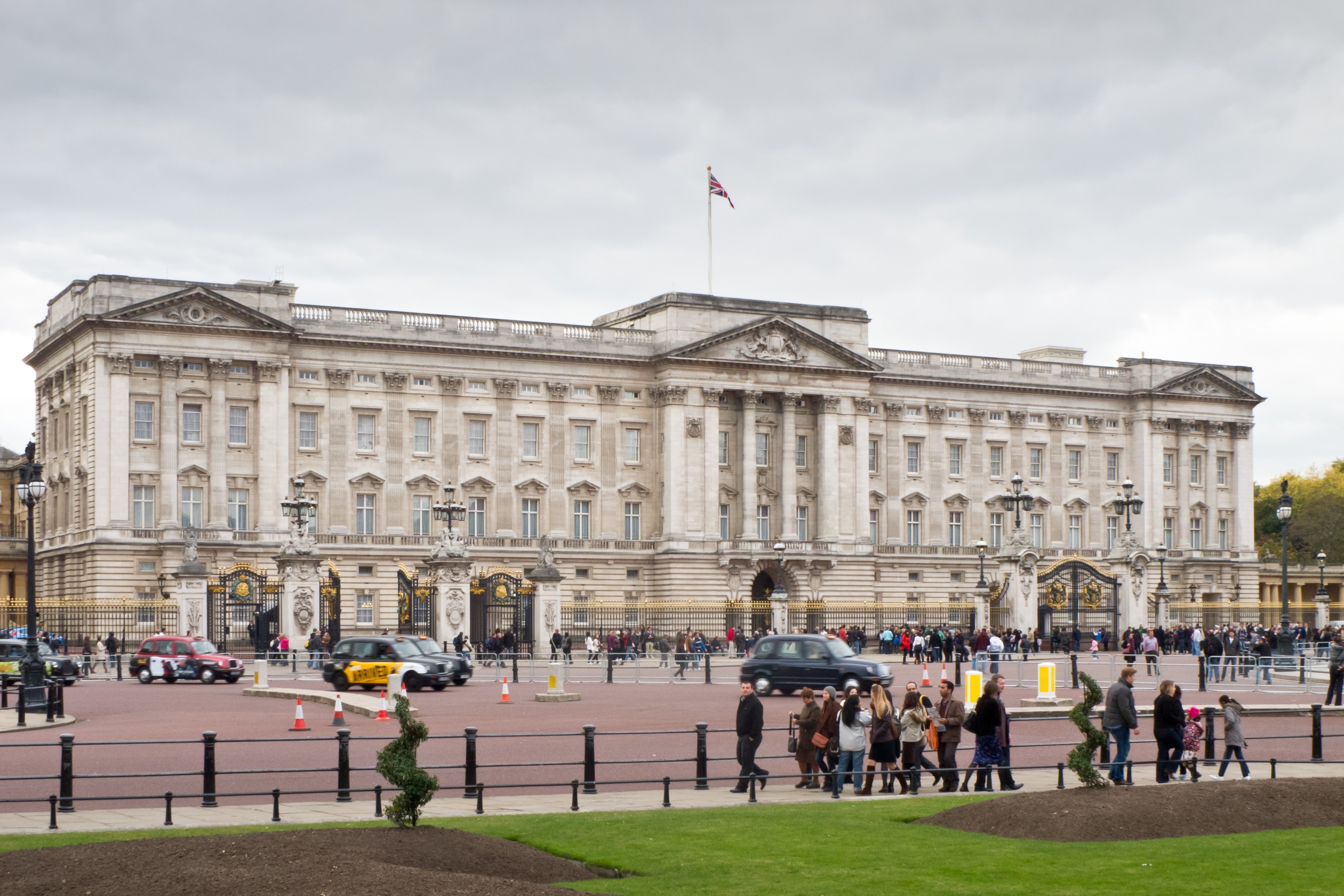 Imagem do  Palácio de Buckingham , onde a realeza britânica mora em Londres (Foto: Wikimedia Commons)
