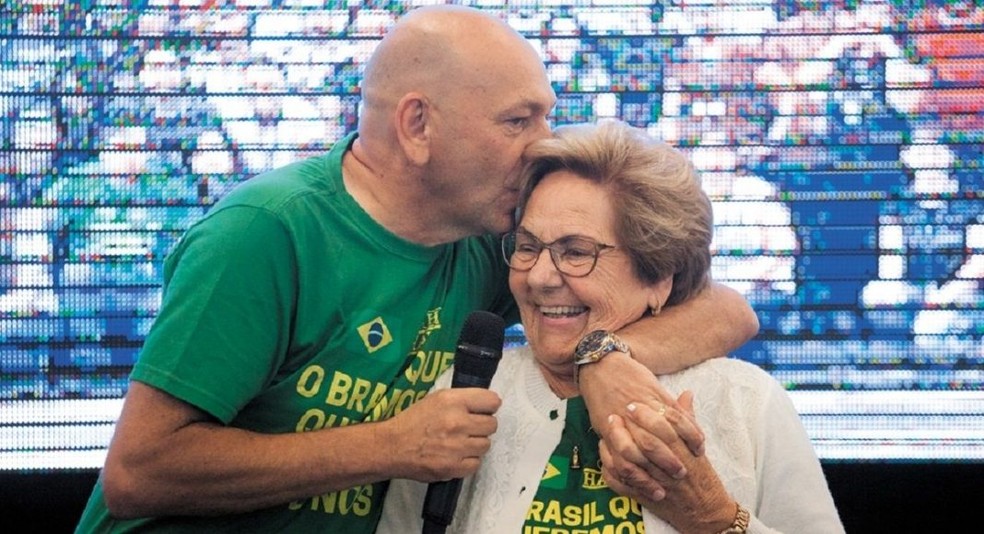 Luciano Hang ao lado da mãe, Regina Hang, falecida nesta quinta-feira (4) em São Paulo. — Foto: Acervo pessoal 