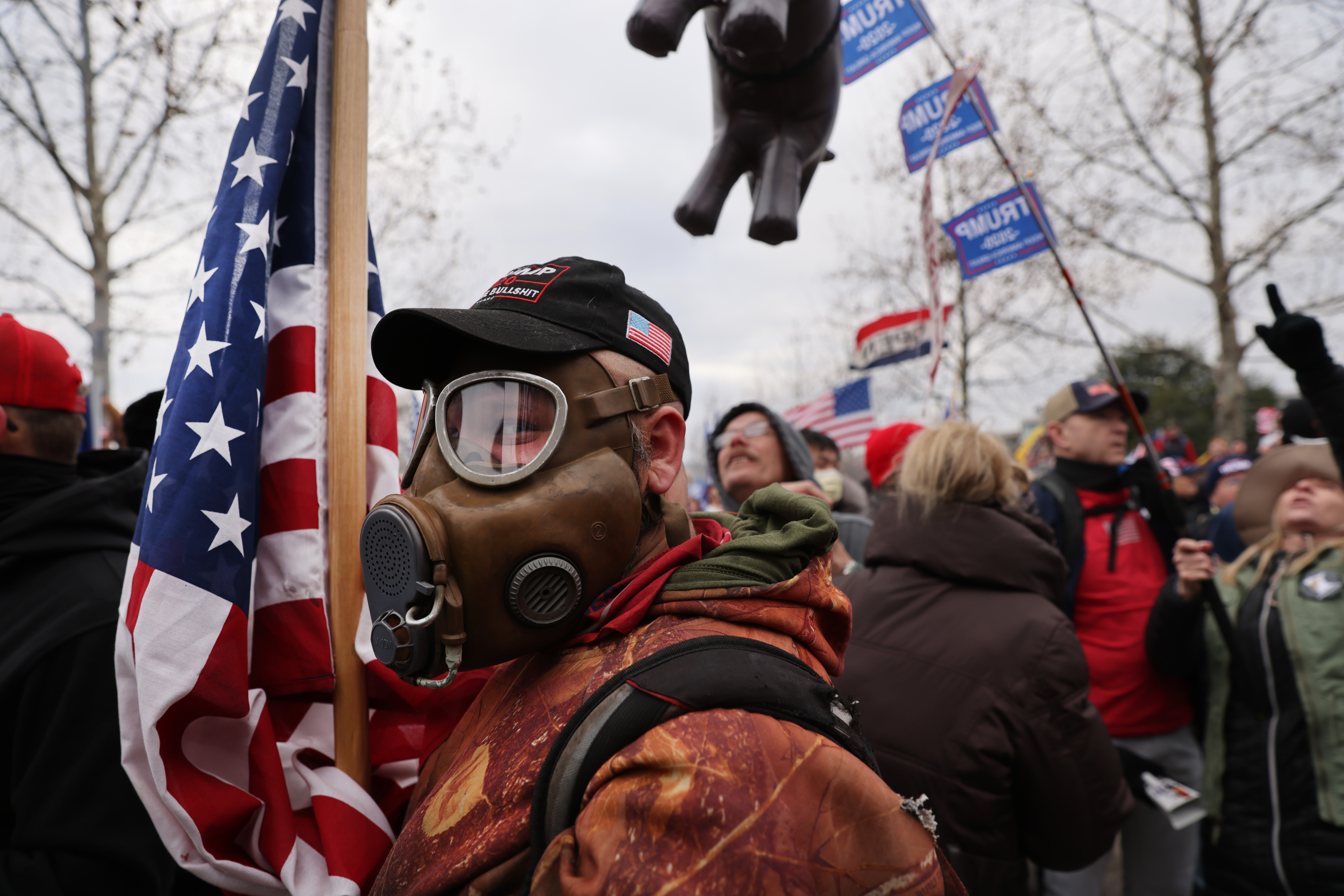 Manifestantes pró-Trump na frente do Capitólio, em Washington (Foto: Spencer Platt/Getty Images)