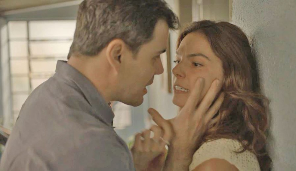 Magno (Juliano Cazarré) briga com Betina (Isis Valverde) em 'Amor de Mãe' — Foto: Globo