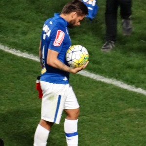 Sobis leva a bola do jogo e torce por reação: Que tenha mudado o vento