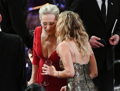 Meryl Streep e Jennifer Lawrence em momento gossip antes do início da cerimônia