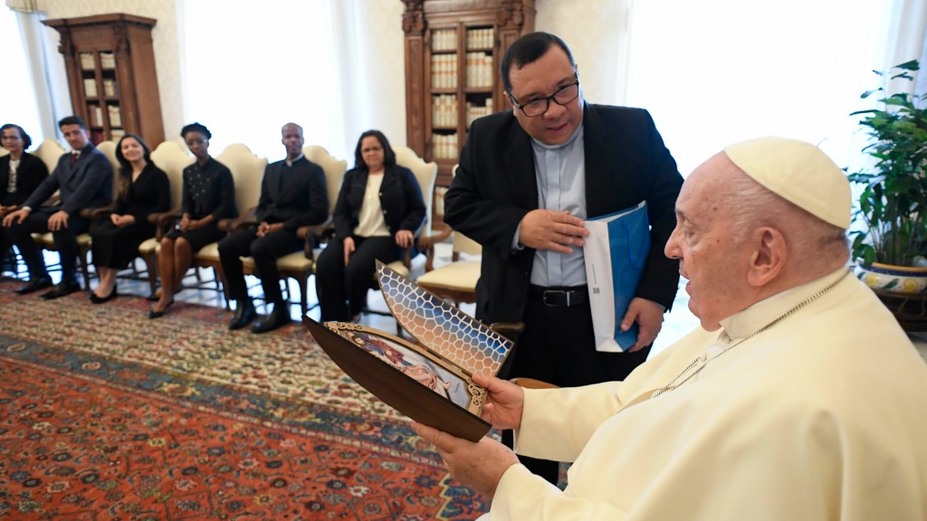 Papa Francisco recebe presidente da Canção Nova no Vaticano