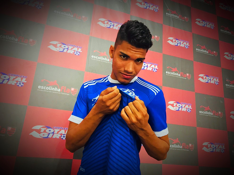 Matheus Augusto &eacute; goleiro  (Foto: Viviane Le&atilde;o/GloboEsporte.com)