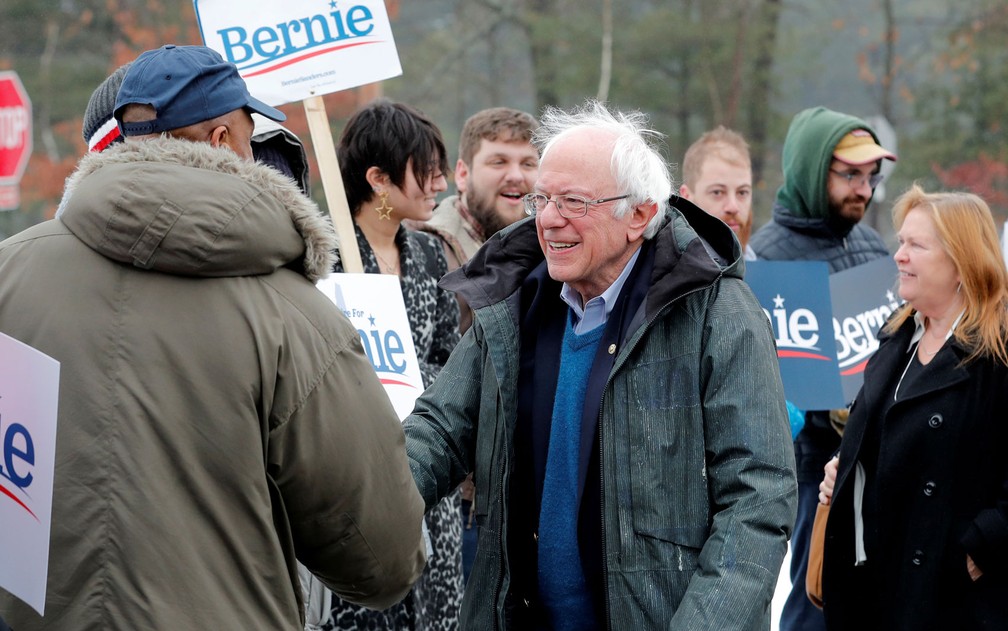 O senador de Vermont e pré-candidato Bernie Sanders cumprimenta eleitores em Manchester, New Hampshire, na terça-feira (11) — Foto: Reuters/Mike Segar
