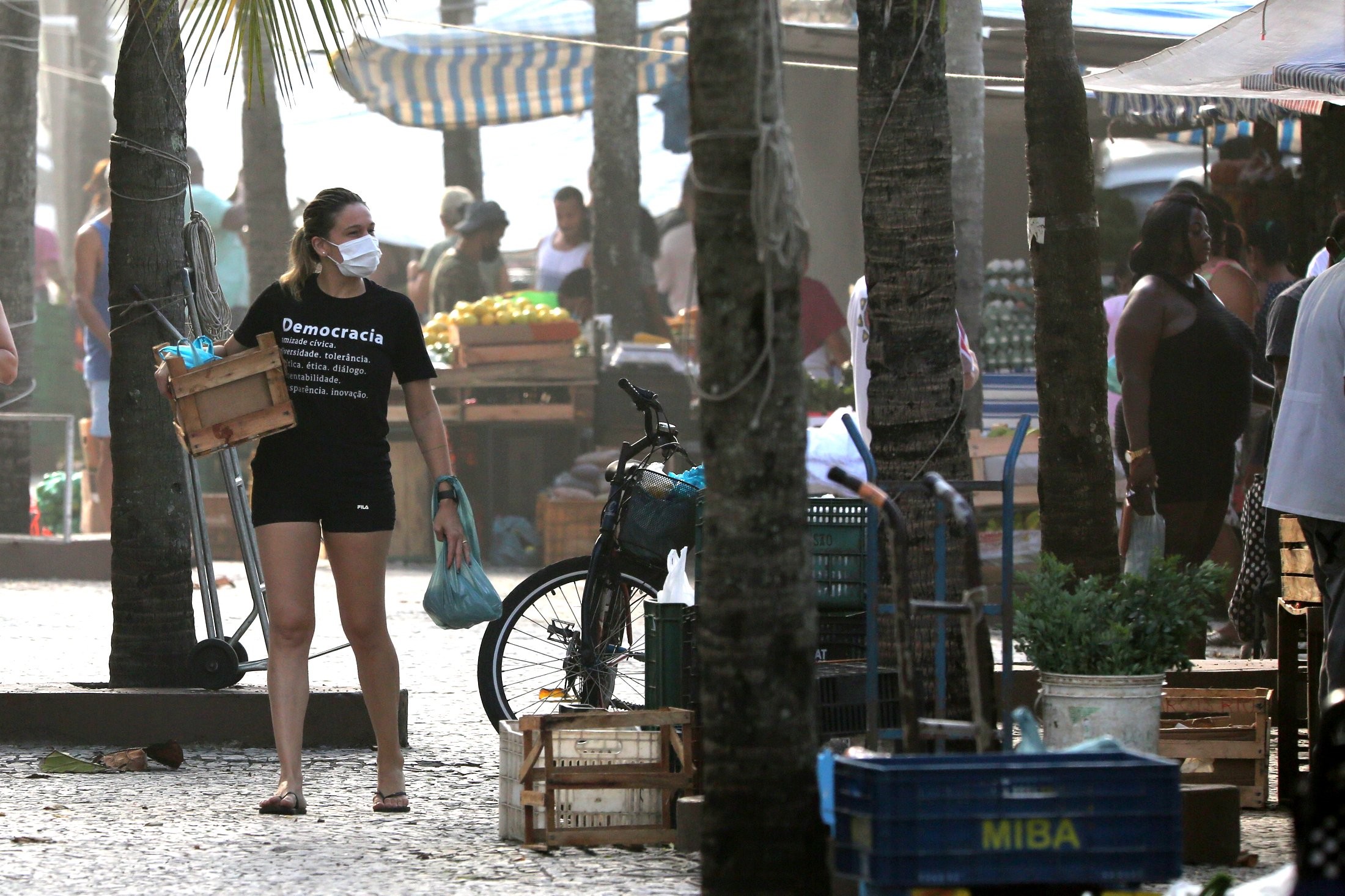 Fernanda Gentil faz compras em feira (Foto: Dilson Silva/AgNews)