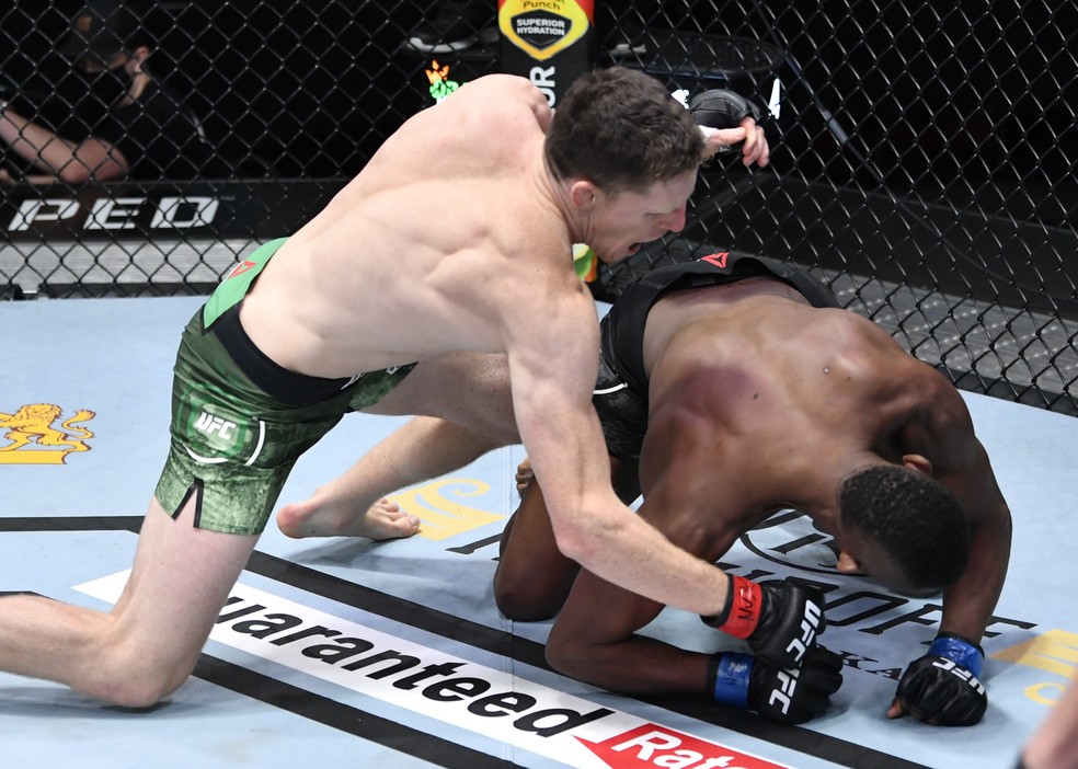 Jamie Mullarkey termina de nocautear Khama Worthy no chão no UFC 260 — Foto: Getty Images
