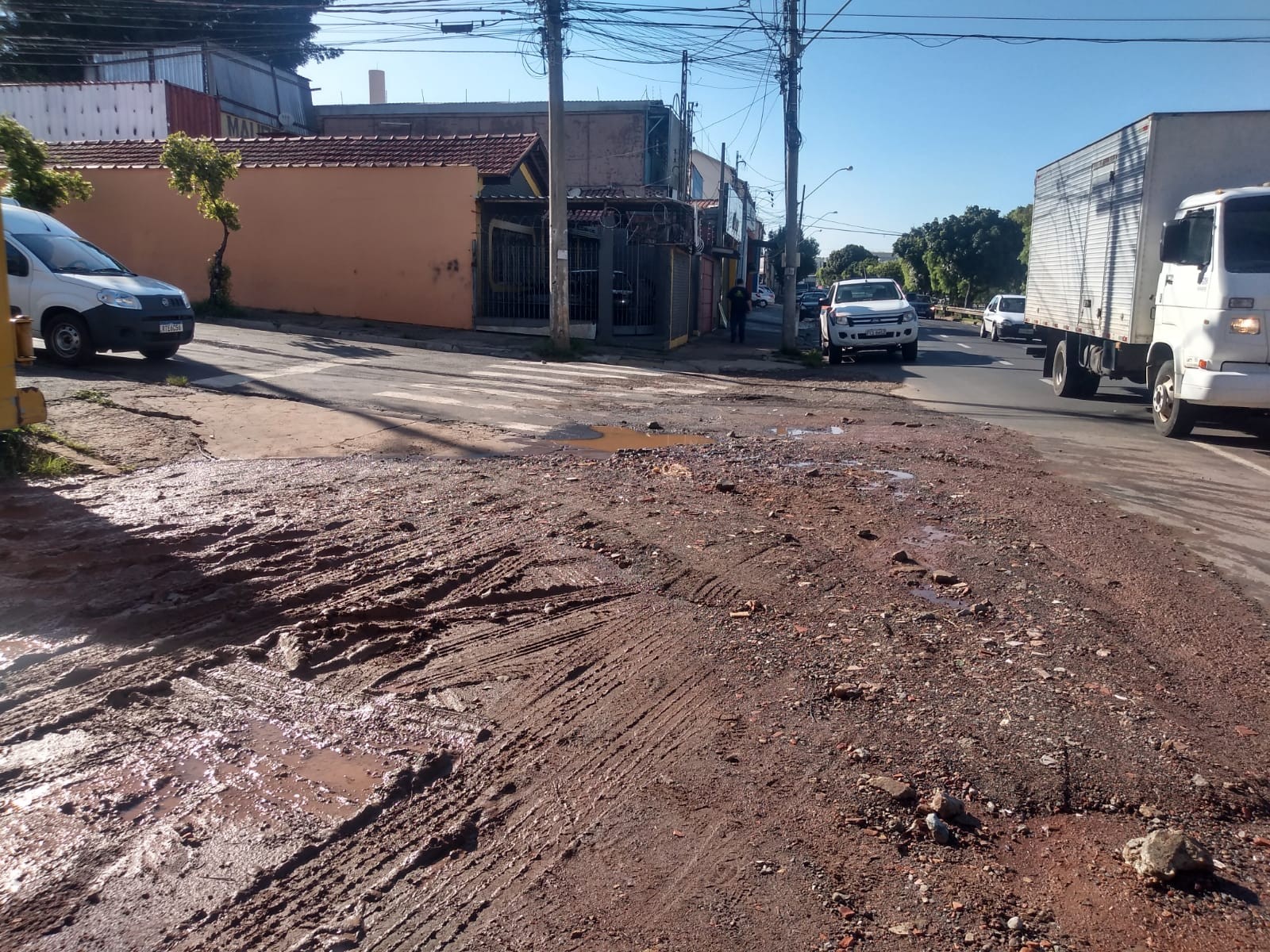 Chuva de 83,8 milímetros causa alagamentos, quedas de árvores e danos no asfalto em Piracicaba