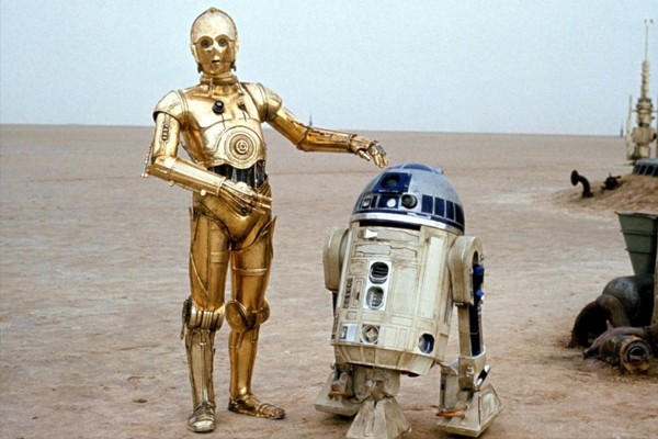 Anthony Daniels como C3PO e Kenny Baker como R2-D2 (Foto: Reprodução)