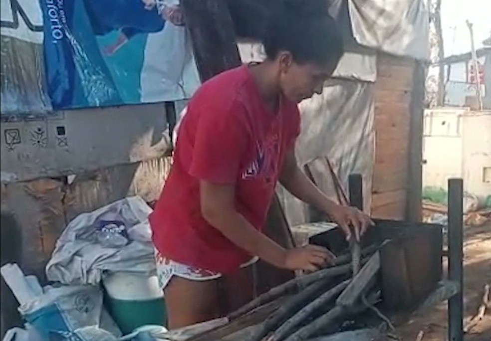 Maria José recorreu ao fogão a lenha para poder cozinhar após 8° aumento no preço do gás na Paraíba — Foto: Reprodução/TV Cabo Branco 