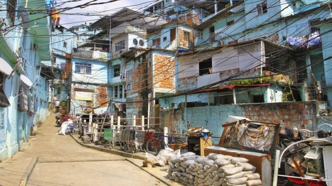 Casas com muitos moradores facilitam a contaminação e dificultam o isolamento (Foto: Getty Images via BBC)