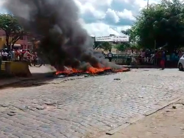 Protesto fecha ponte do centro de cidade no sul da Bahia (Foto: Arquivo pessoal)