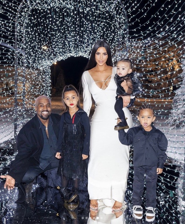 Kim Kardashian Kanye West family Christmas pictureshttps://www.instagram.com/p/Br3l0Qynuwm/Credit: Kim Kardashian West/Instagram (Foto: Instagram/Reprodução)
