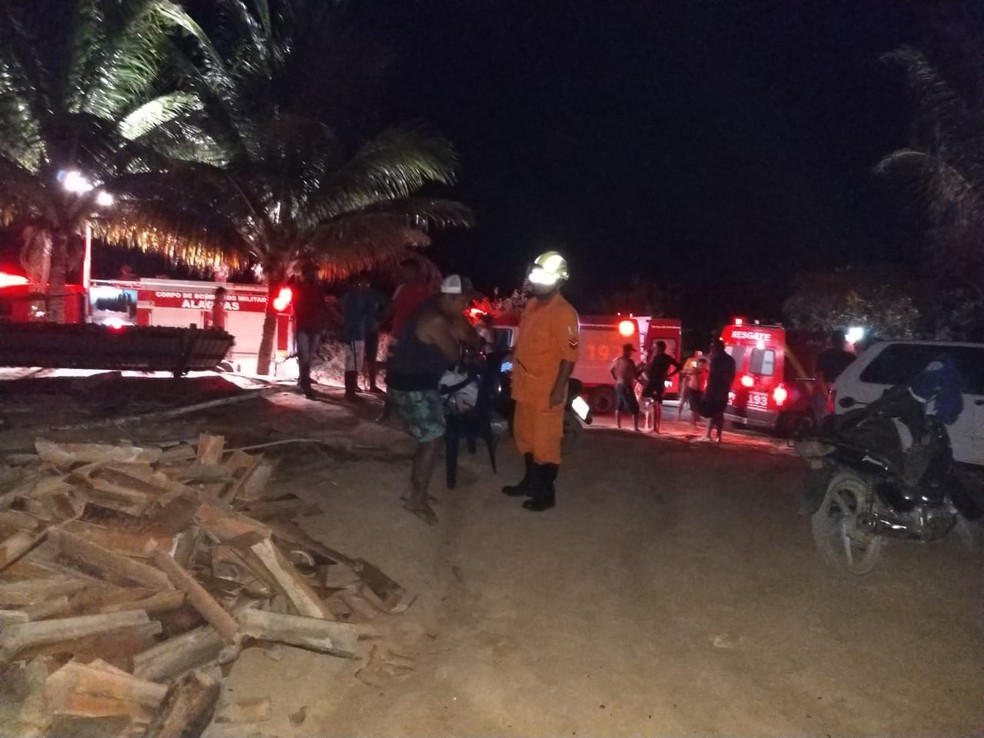 Bombeiros foram acionados para realizar o resgate das vítimas; trabalho contou com o apoio do Samu — Foto: Divulgação/3º GBM