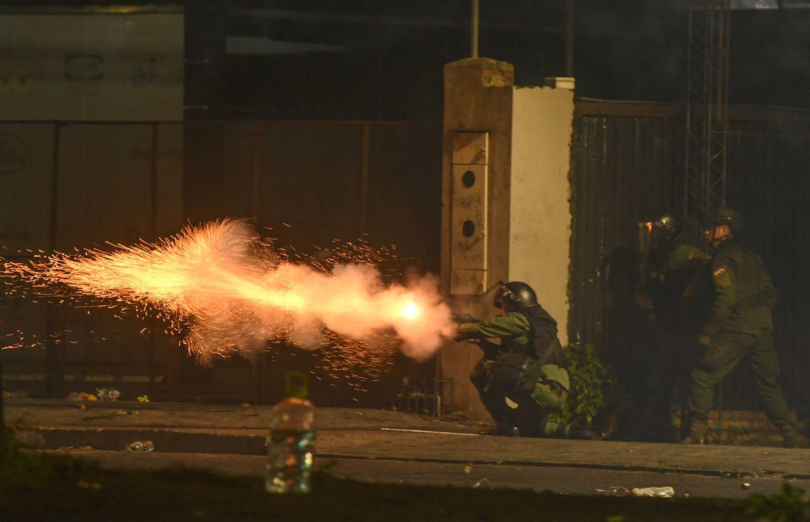 Policiais disparam gás lacrimogêneo contra manifestantes que exigem a libertação do governador de Santa Cruz, Luis F. Camacho, na Bolívia, na madrugada de 4 de janeiro. — Foto: RODRIGO URZAGASTI / AFP