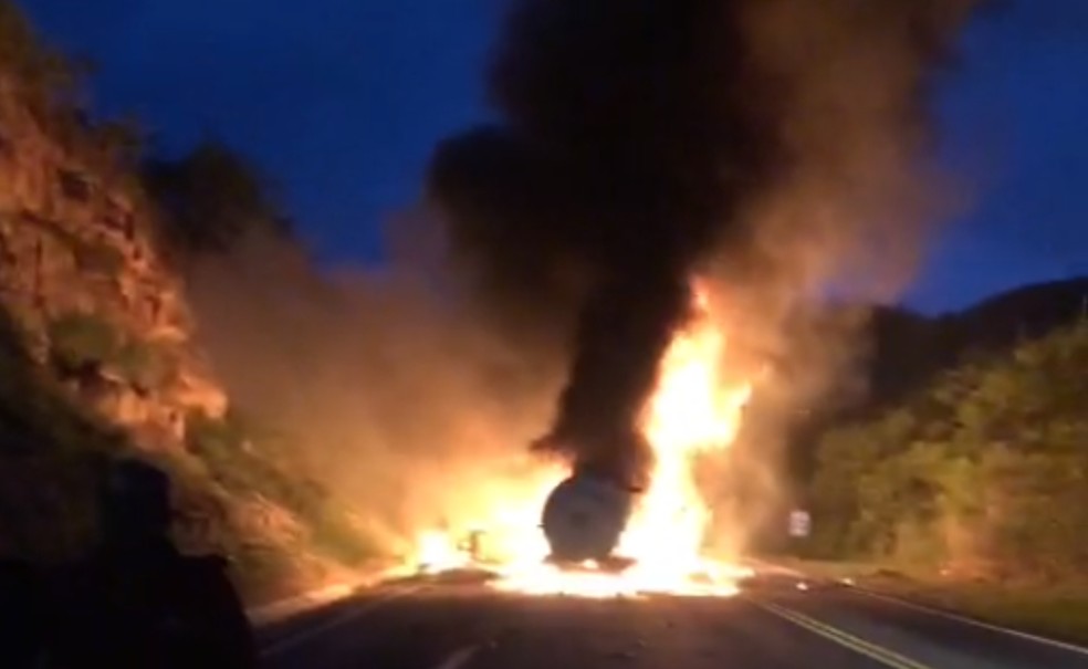Veículos pegam fogo após acidente na BR-116 em Jaguaquara — Foto: Redes Sociais