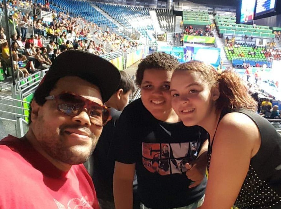 Babu com os filhos nos Jogos do Rio 2016: já eram três rubro-negros — Foto: Arquivo Pessoal