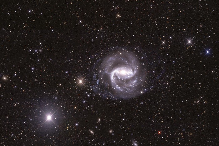 Galáxia espiral NGC-1672, captada em observações feitas pela equipe do Dark Energy Survey (Foto: Fermilab)