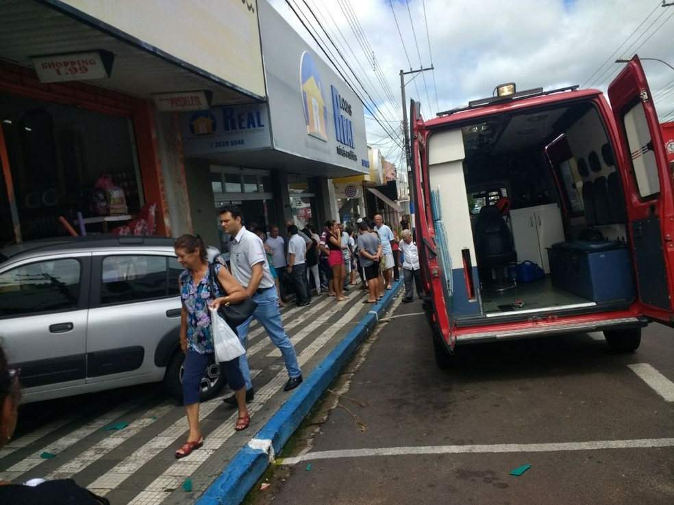 Carro invadiu loja de R$ 1,99 no Centro de Osvaldo Cruz (Foto: Gilberto do Amaral/Cedida)