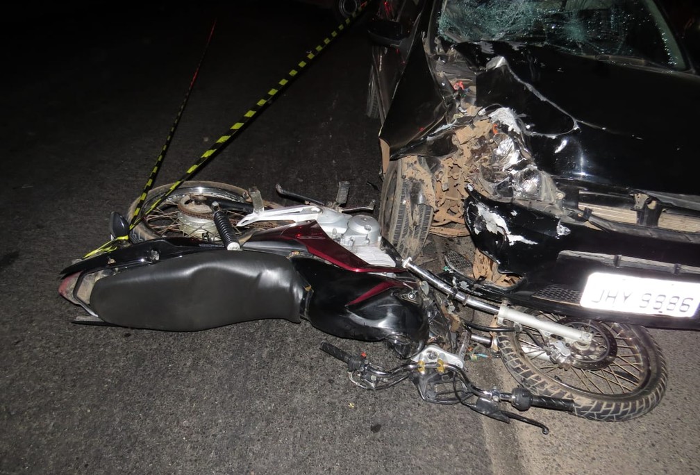 VÃ­timas estavam na motocicleta  â Foto: Edivaldo Braga