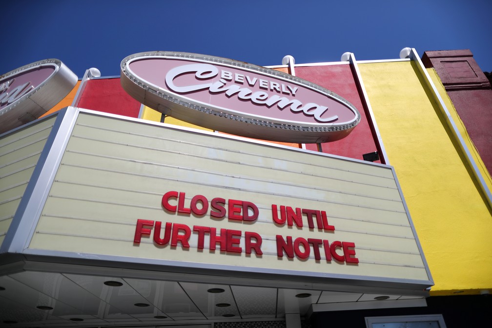 Cinema em Los Angeles fechado por tempo indeterminado por causa do novo coronavírus, em foto de 15 de abril — Foto: Lucy Nicholson/Reuters