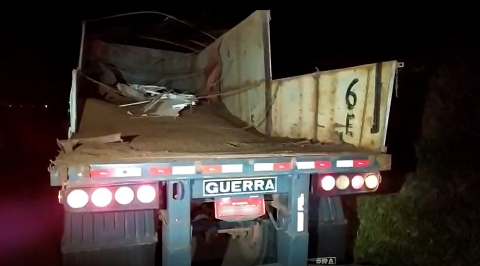 Parte da carroceria se desprendeu de caminhão e atingiu ônibus — Foto: Cedida/Londrina News