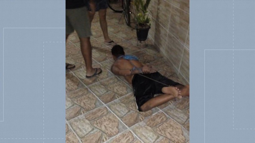 Suspeito de assalto em Vila Velha, ES, foi amarrado até viatura chegar — Foto: Reprodução/ TV Gazeta