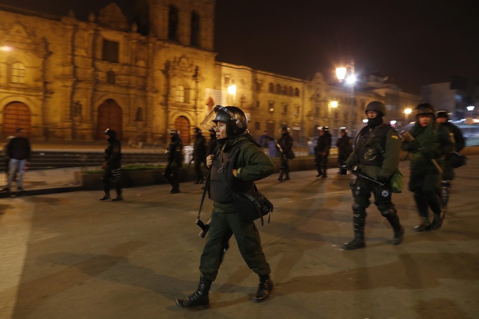 Polícia patrulha ruas de La Paz, Bolívia, na noite desta segunda-feira (11/11) — Foto: AP Photo/Natacha Pisarenko